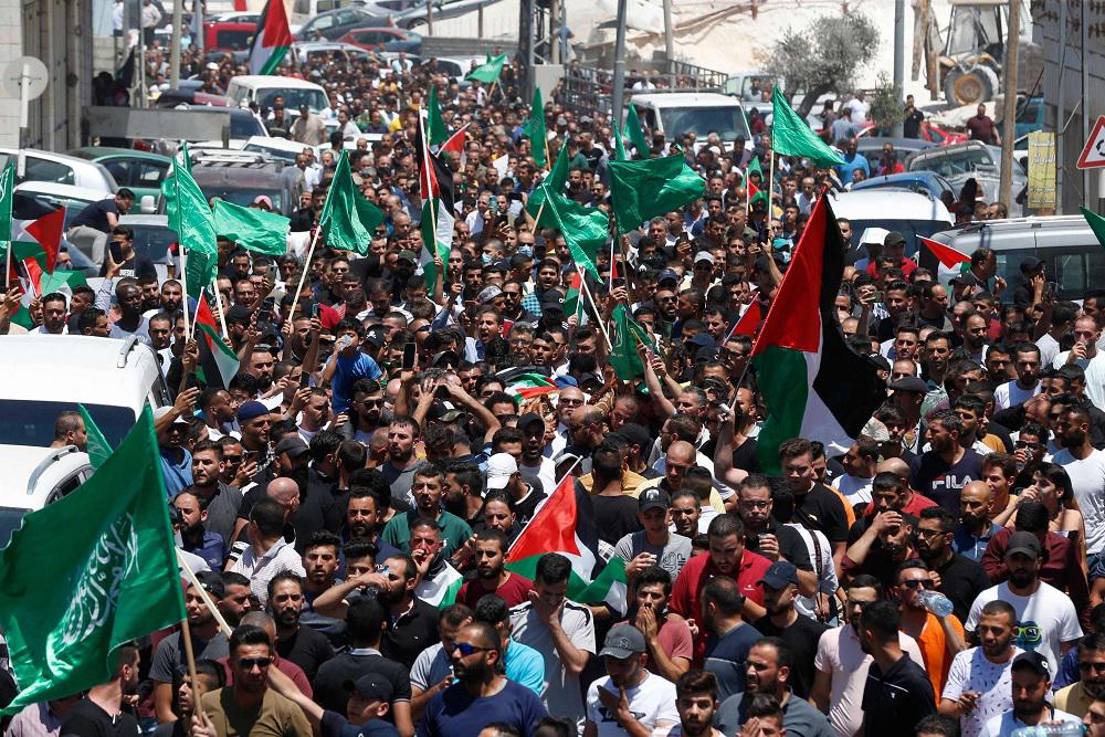 جنازة نزار بنات تكشف سخطا شعبيا على عباس وأجهزة الأمن
