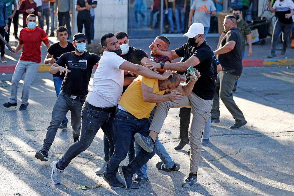 تنديد دولي بوحشية شرطة محمود عباس