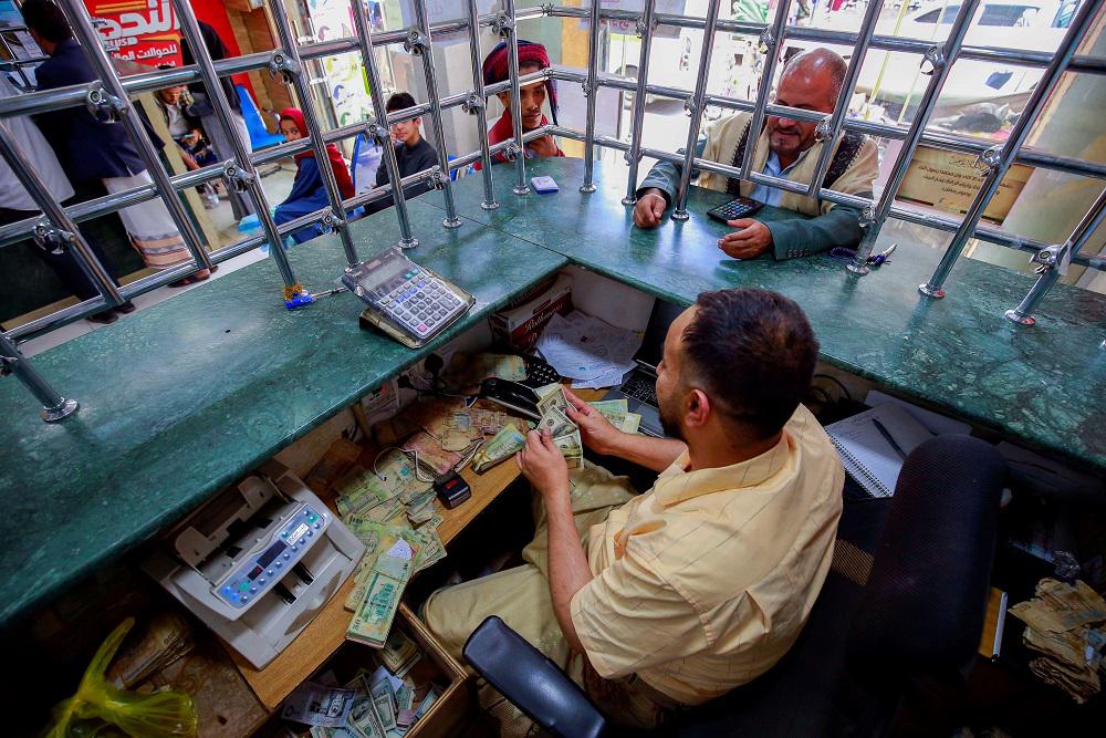 انهيار سعر الصرف يصعب على اليمنيين توفير مستلزماتهم الأساسية