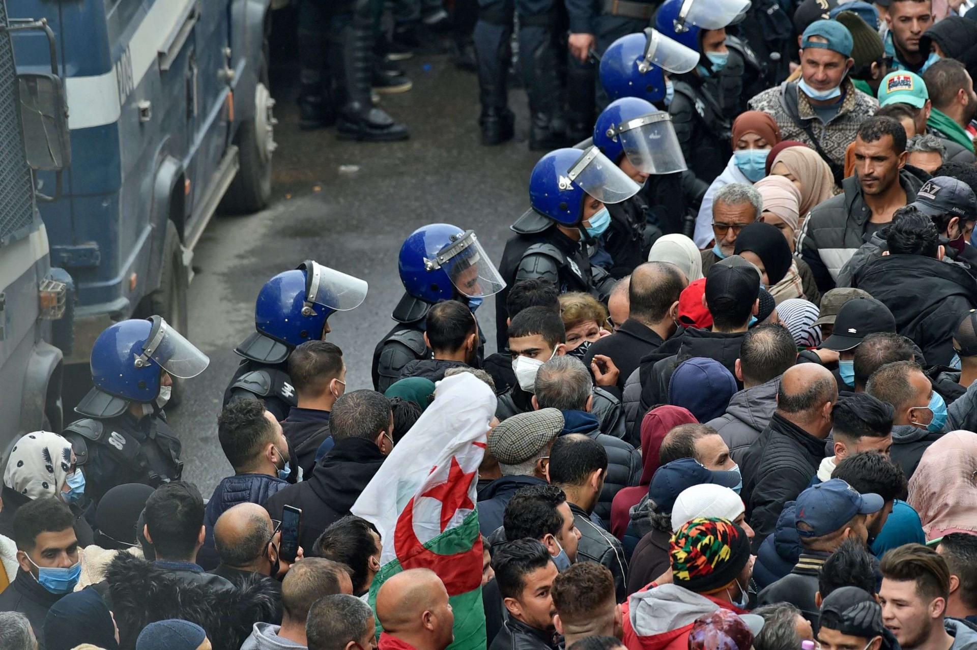 النظام الجزائري يضع يحصر نشطاء الحراك في دوامة قمع