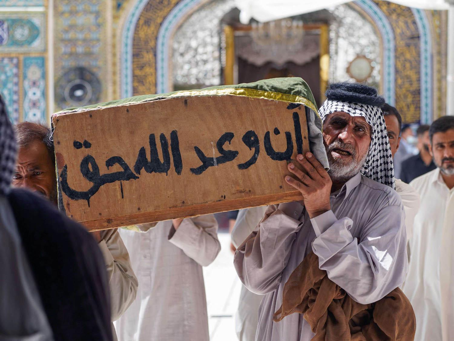 عراقيون يشيعون ضحايا حريق مستشفى الناصرية