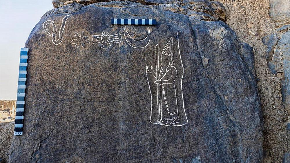 الملك نابونيد وصولجانه والرموز الدينية