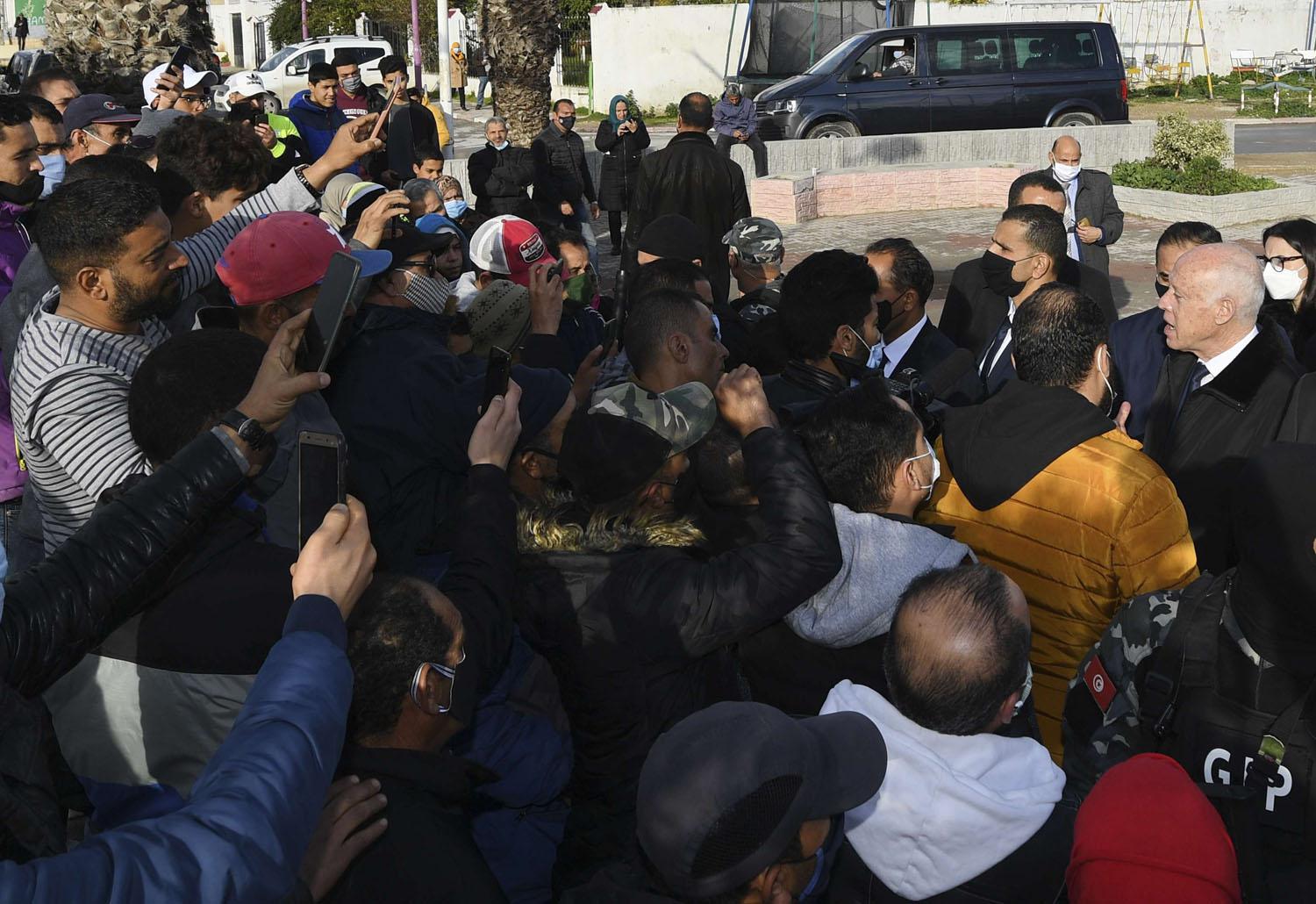 سعيد يحظى بدعم الشارع والجيش