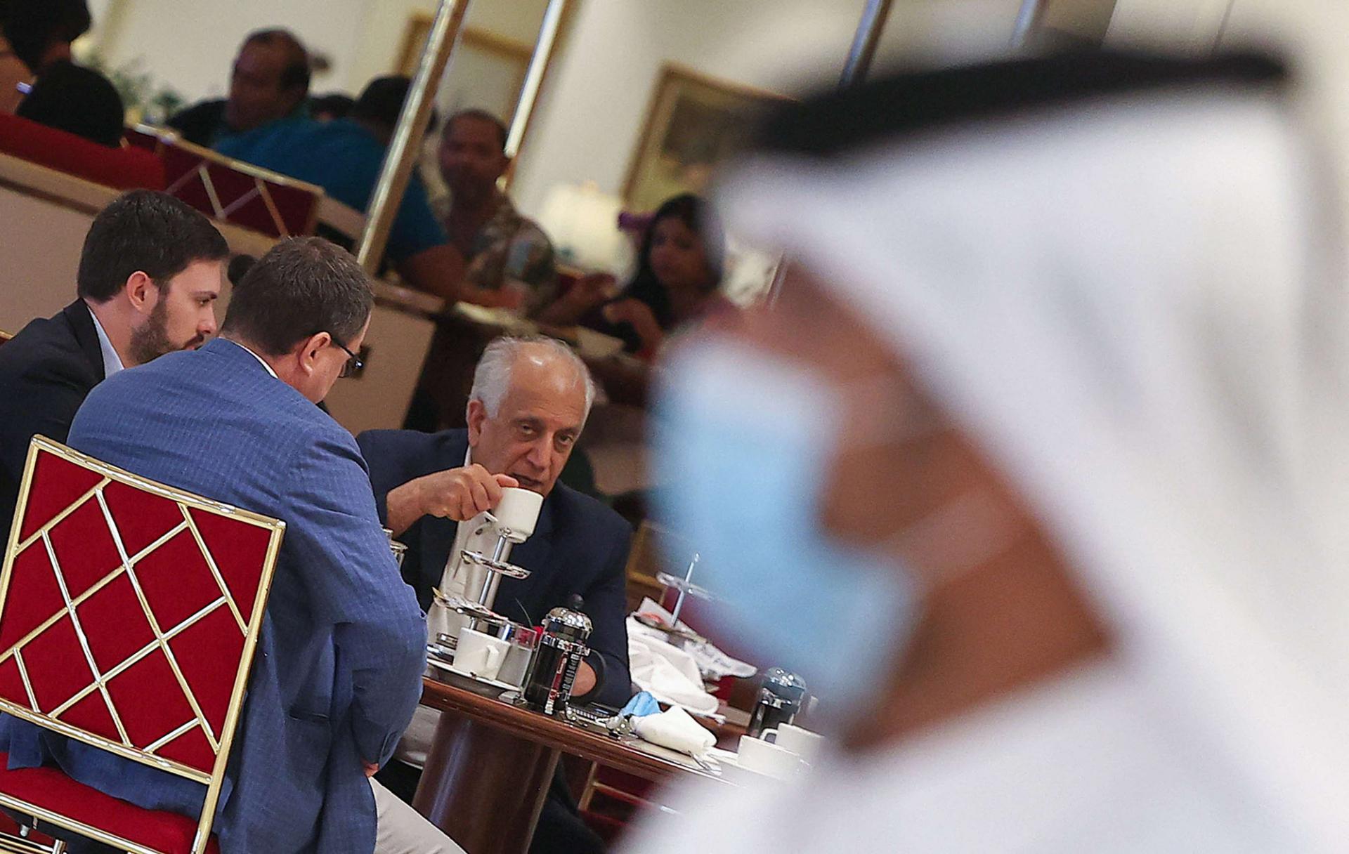 خليل زاد في قطر لحث طالبان على العودة الى المفاوضات