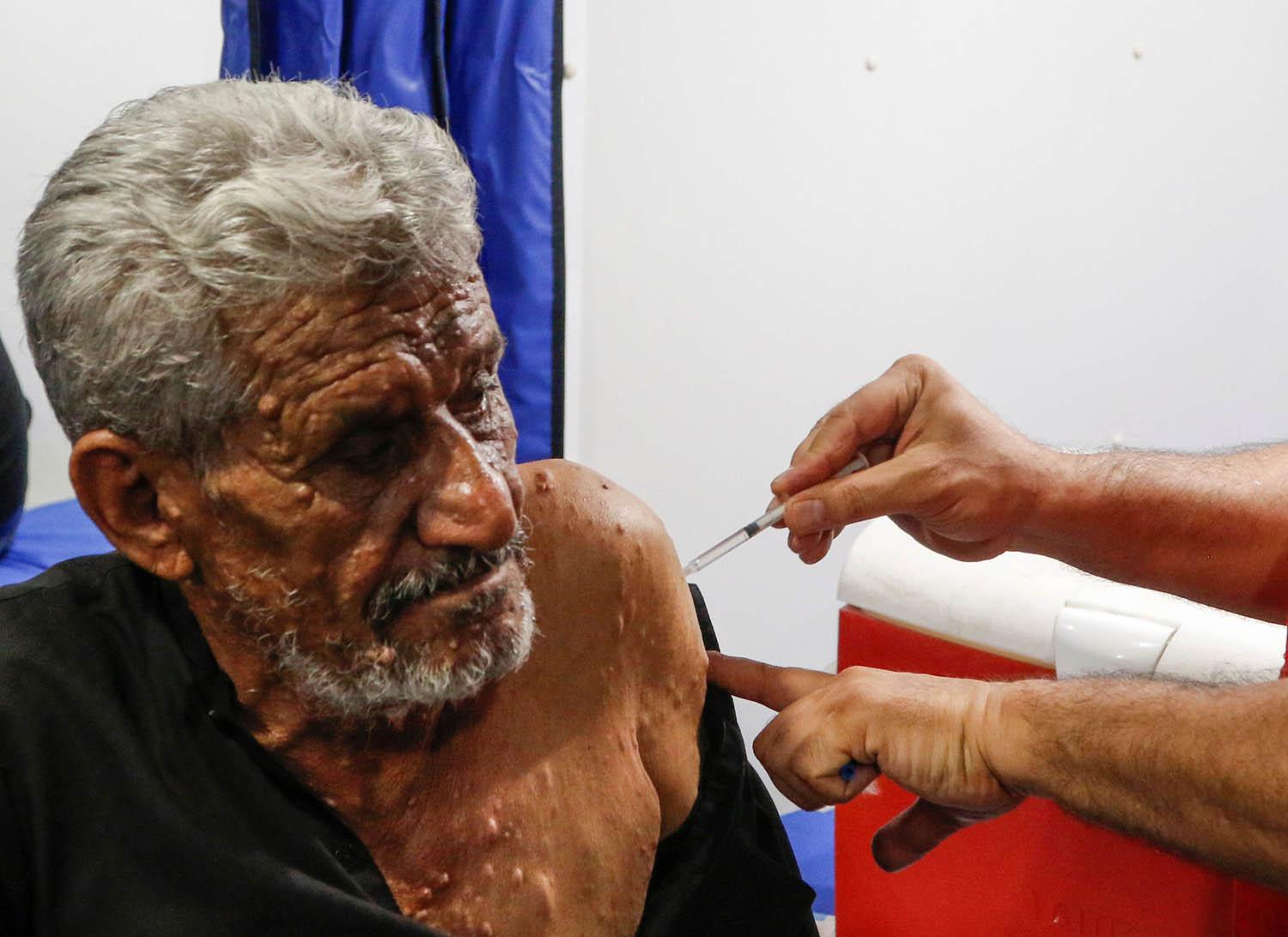 عراقي يتلقى لقاحا صينيا مضادا لكوفيد