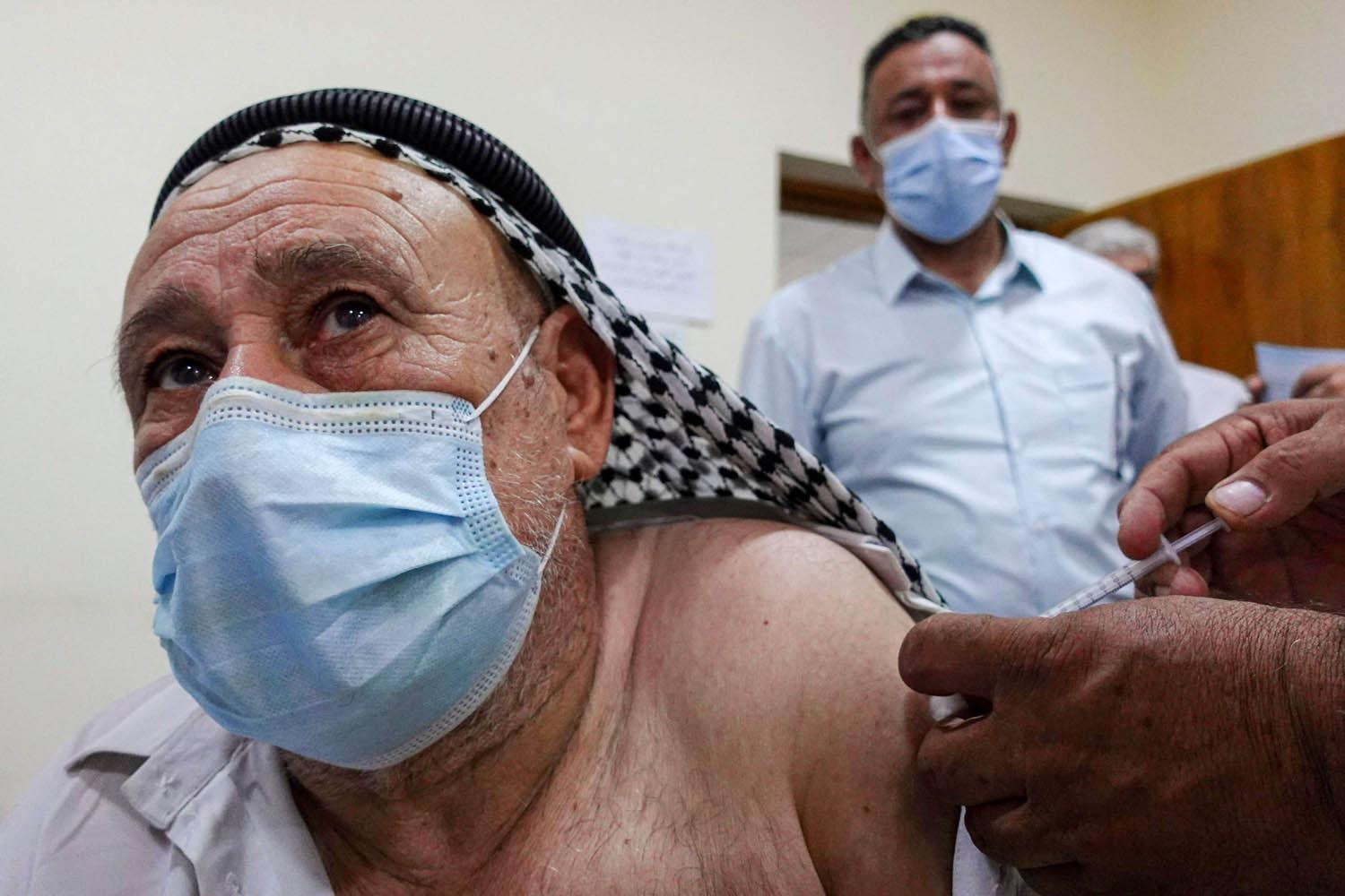 عراقي يتلقى جرعة لقاح