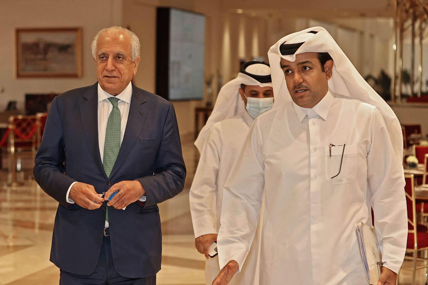 المبعوث الأميركي لأفغانستان زلماي خليل زاد مع مسؤول مكافحة الإرهاب في قطر مطلق القحطاني أثناء المفاوضات مع طالبان في الدوحة
