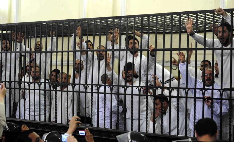 مصر تحاكم المئات من قيادات وأعضاء جماعة الاخوان المسلمين في قضايا تتعلق بالإرهاب