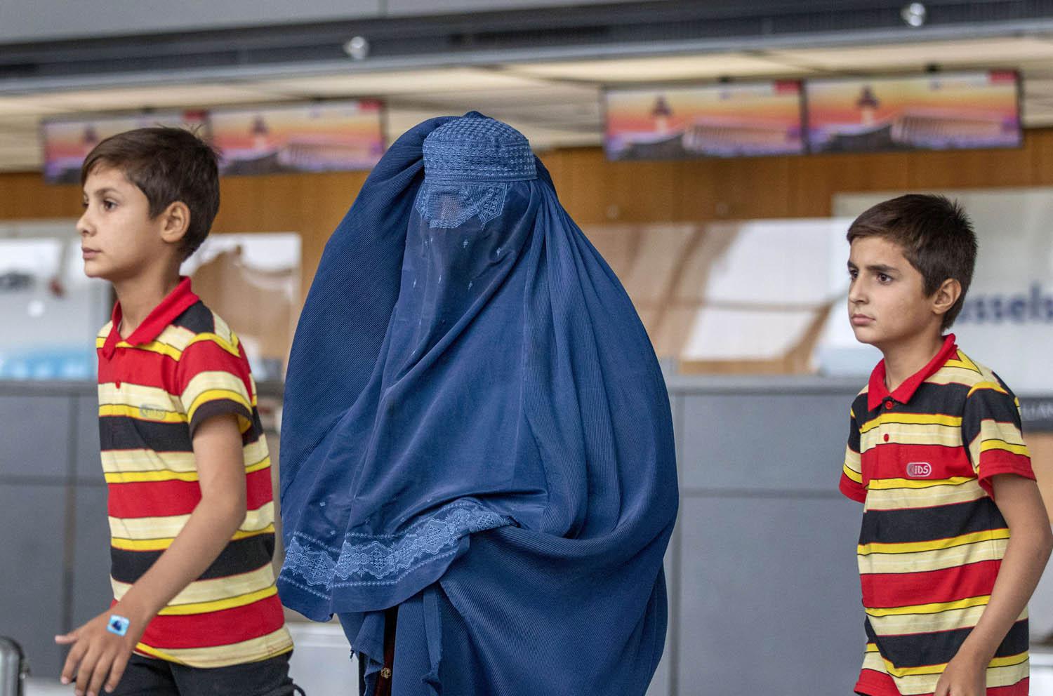 عائلة افغانية في مطار دالاس بعد وصولها الولايات المتحدة