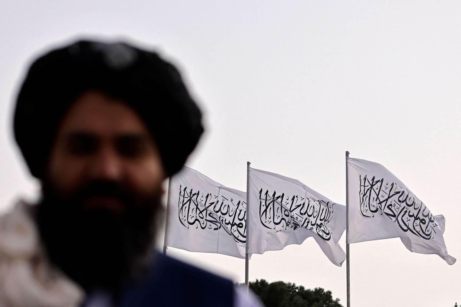 مقاتل من طالبان في مطار كابول
