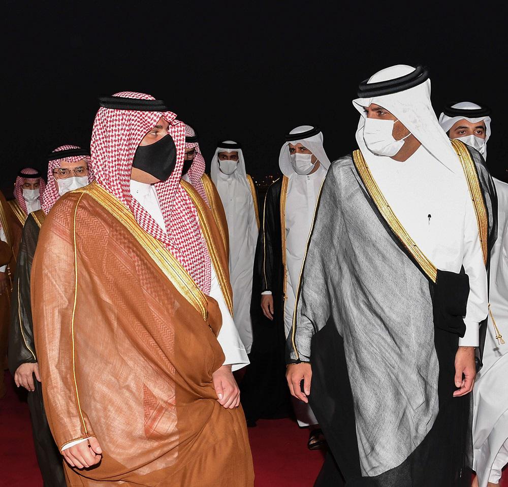 وزير الداخلية السعودي الأمير عبدالعزيز بن سعود ورئيس الوزراء القطري ووزير الداخلية الشيخ خالد بن خليفة بن عبدالعزيز آل ثاني