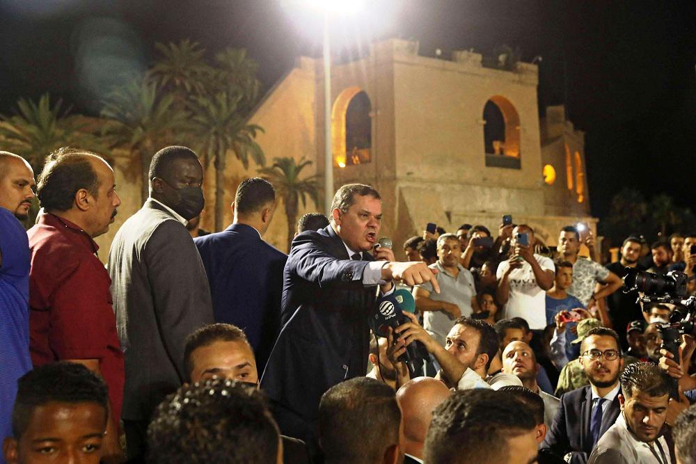 حكومة الدبيبة عالقة في مأزق سياسي بعد سحب البرلمان الثقة منها