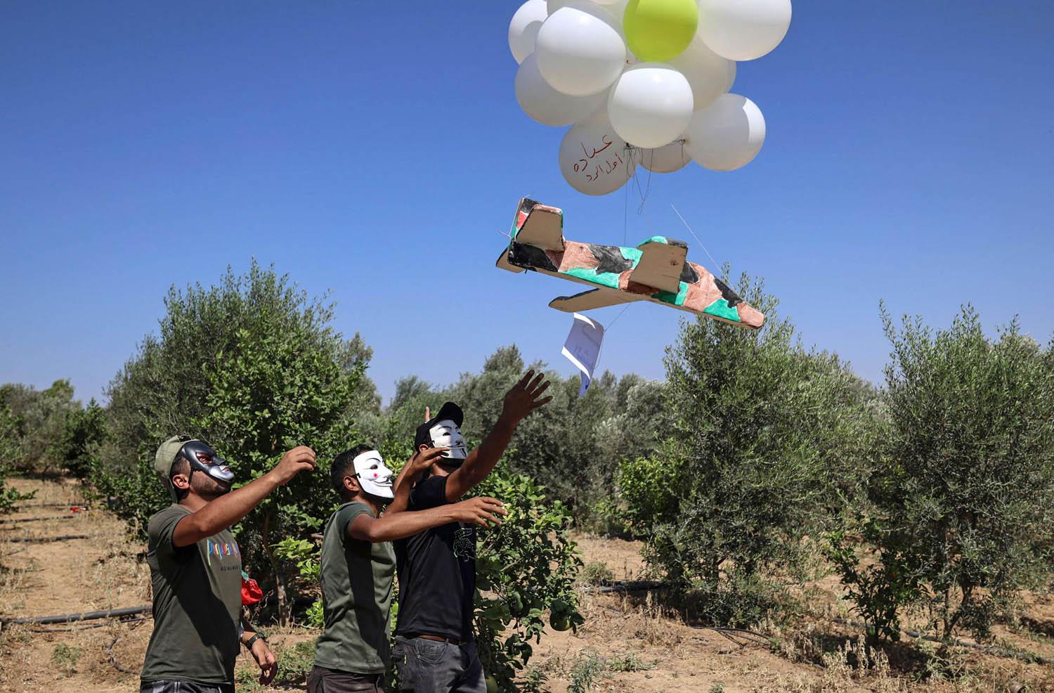 فلسطينيون يطلقون بالونات حارقة من غزة باتجاه اسرائيل