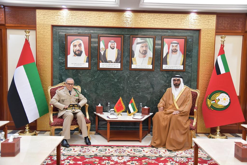 المفتش العام للجيش المغربي بلخير الفاروق والشيخ حمد محمد ثاني الرميثي رئيس أركان الجيش الإماراتي