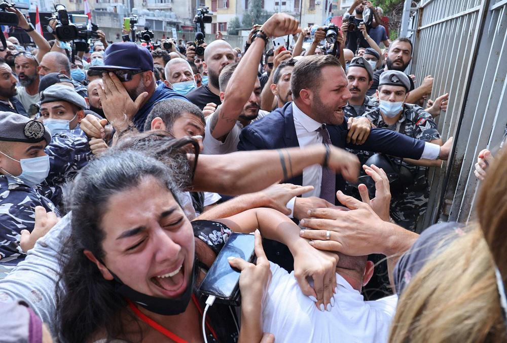 أهالي ضحايا انفجار مرفأ بيروت ينددون بتدخلات سياسية أفضت لتعليق التحقيق في الانفجار