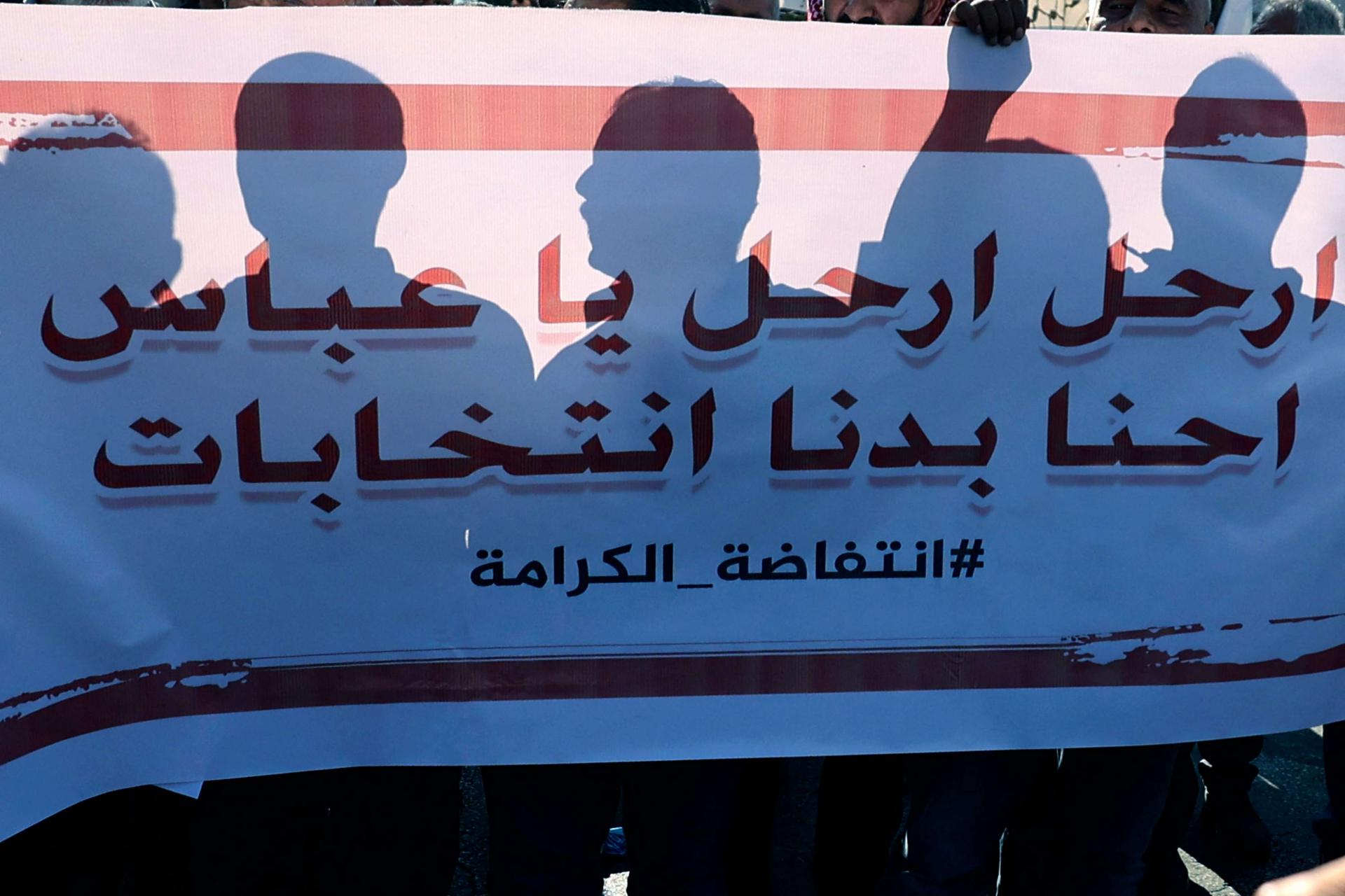 محمود عباس يواجه ضغوطا داخلية ومطالبات بالرحيل