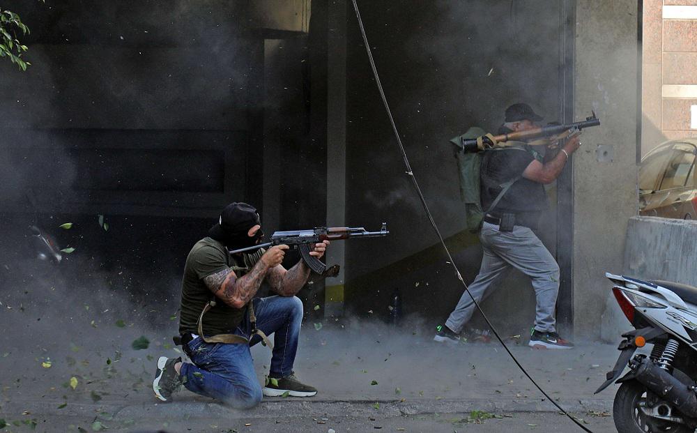 مسلحوا حزب الله وحركة أمل يحولون منطقة الطونية لساحة حرب
