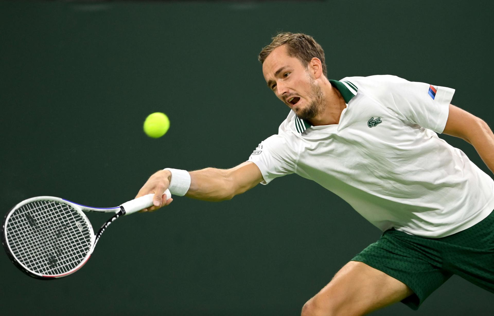 لاعب التنس الروسي يضرب موعدا في الدور الثالث مع الصربي فيليب كرايينوفينتش
