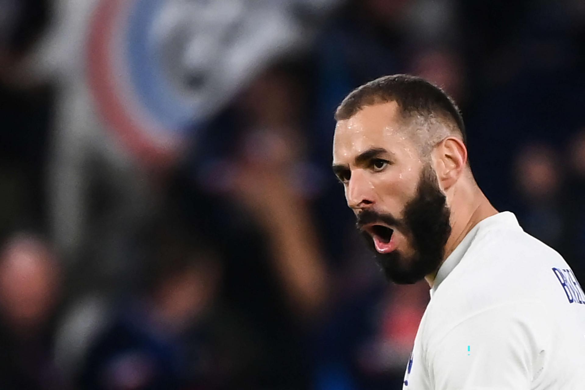 بنزيمة يشارك في العصر الذهبي لأفضل لاعبَين