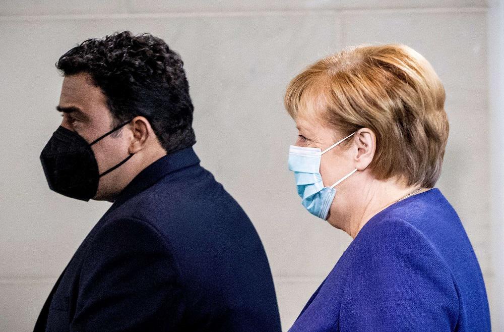 المستشارة الألمانية المنتهية ولايتها آنغيلا ميركل مع رئيس المجلس الرئاسي الليبي محمد المنفي