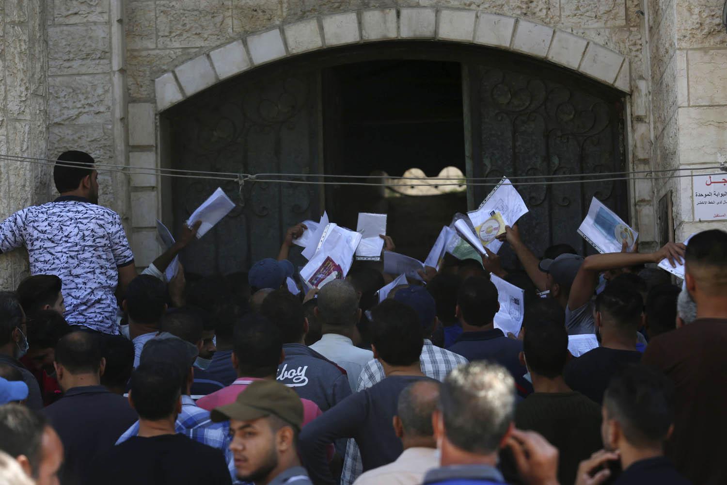 فلسطينيون في غزة يسجلون للعمل في إسرائيل
