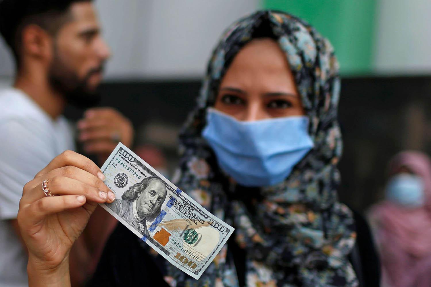 فلسطينية تستلم منحة قطرية في غزة