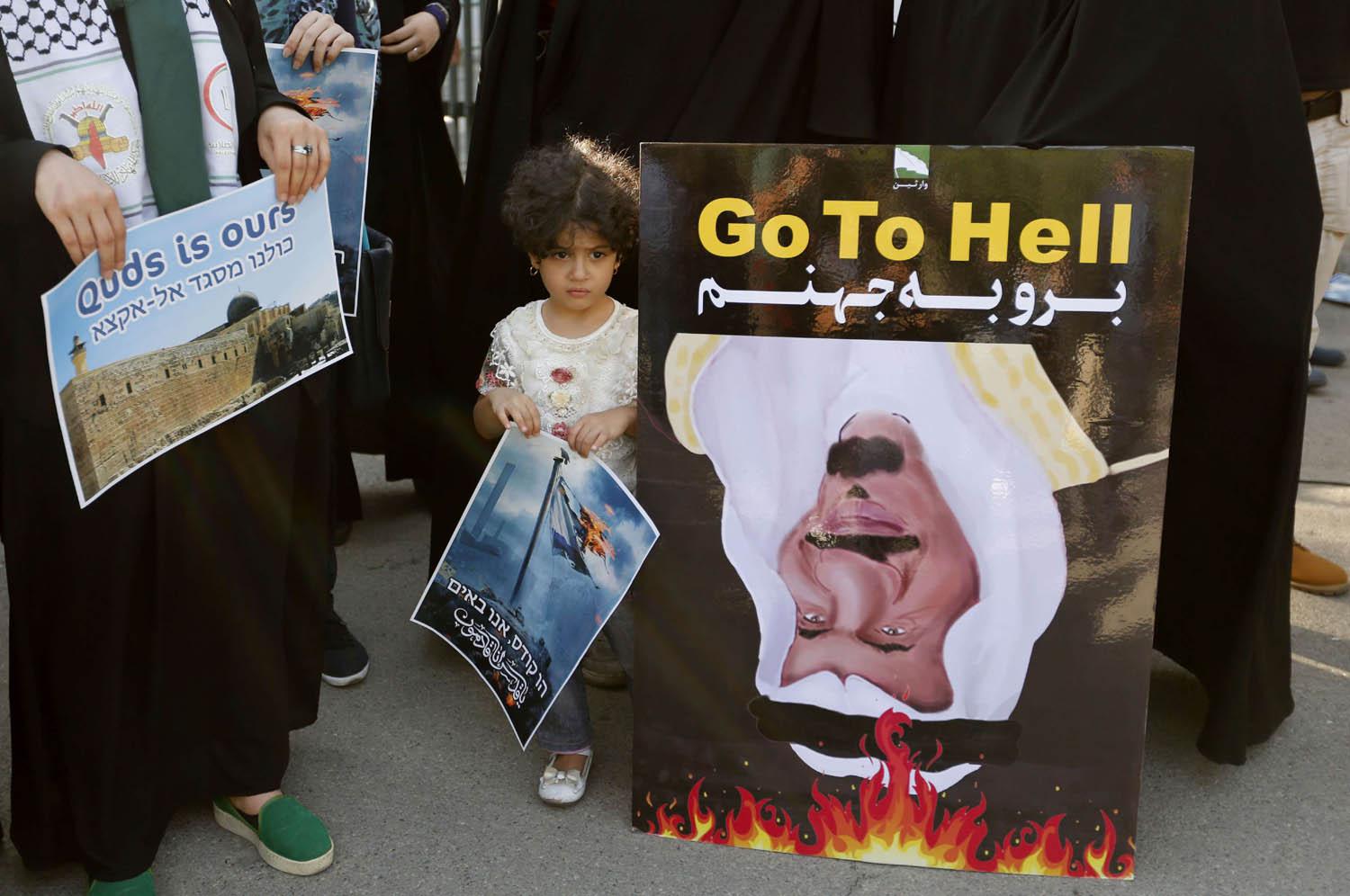 إيرانيون يتظاهرون وسط طهران ضد السعودية