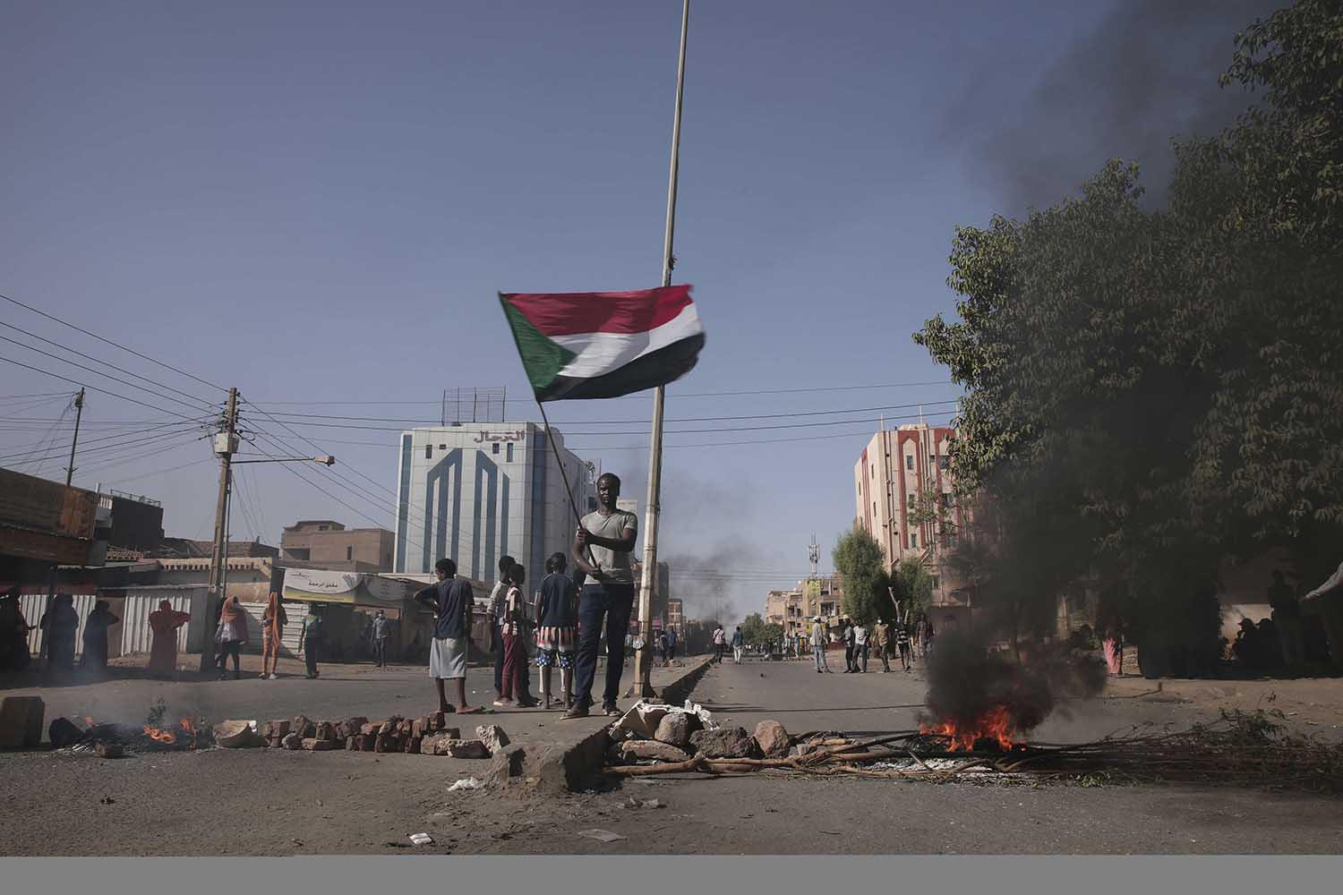 الدخان الأسود مازال متصاعدا في السودان ولا مؤشرات على تحوله للأبيض قريبا