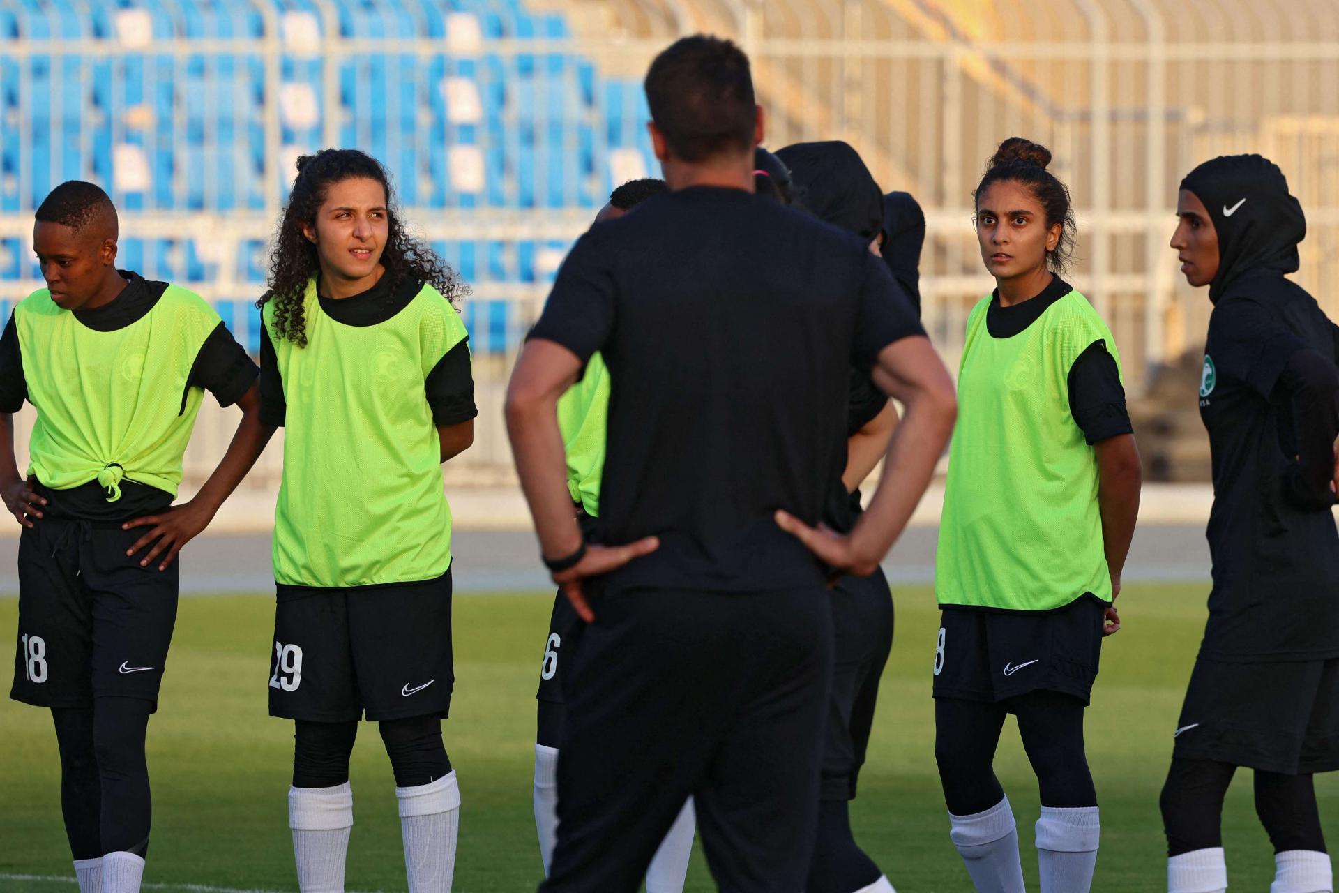اختيار لاعبات ليشكلن أساس المنتخب الوطني 
