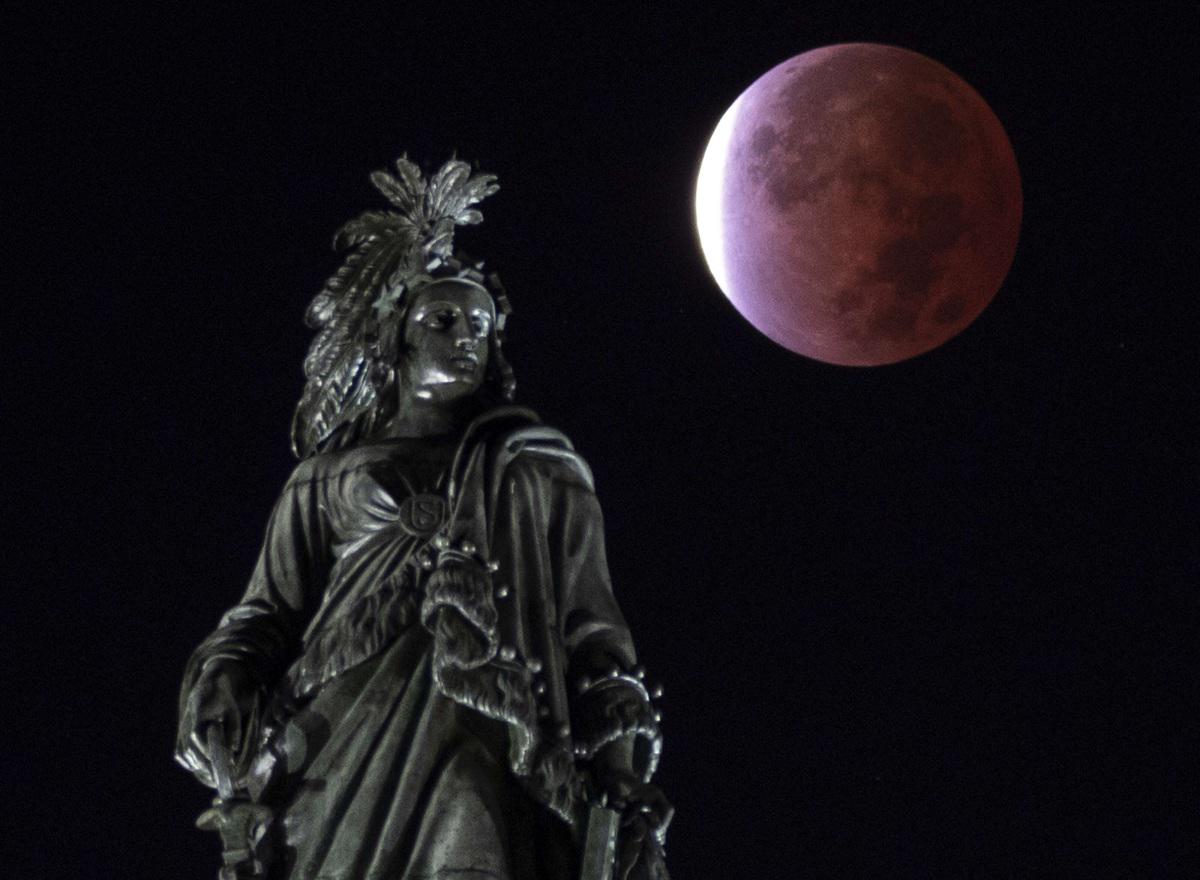 القمر الاحمر