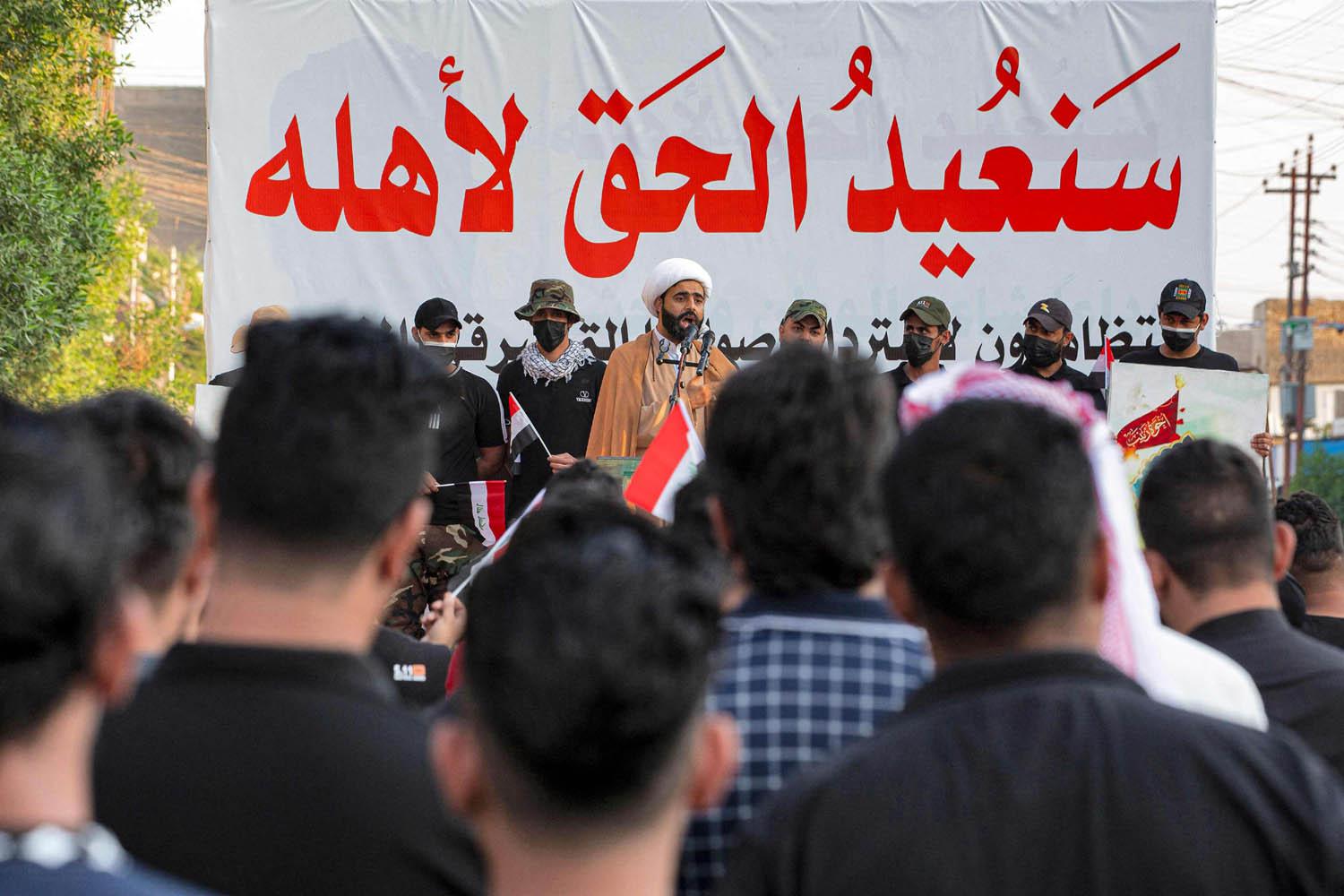 معمم يخطب في مؤيدين للحشد الشعبي في البصرة