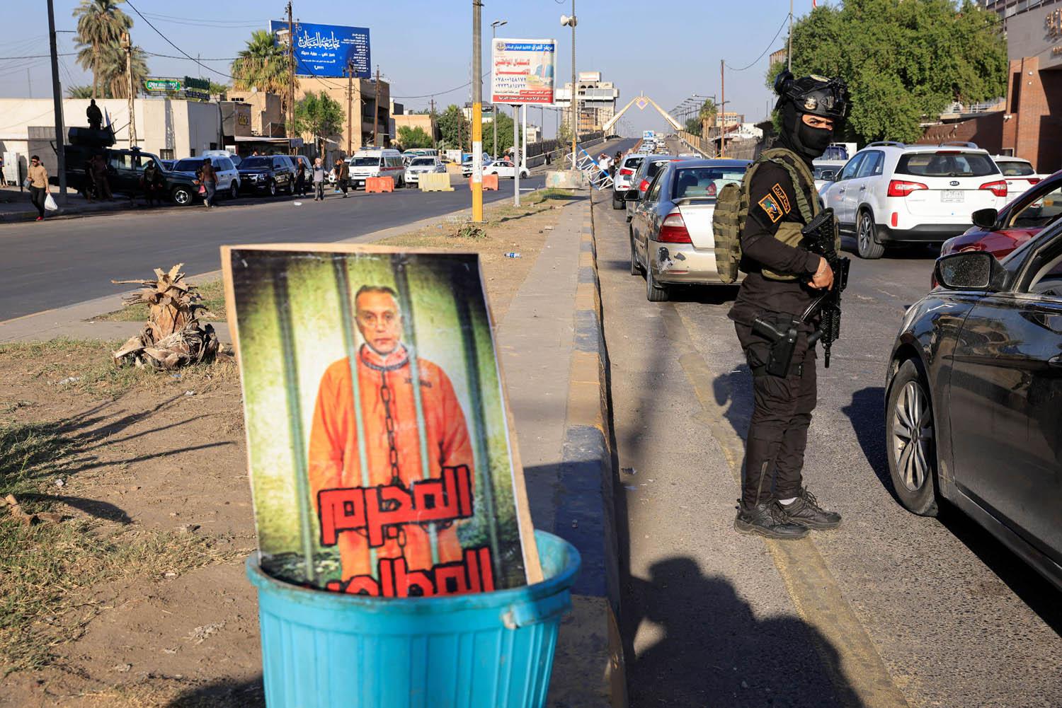 صورة لرئيس الوزراء العراقي مصطفى الكاظمي تطالب بمحاكمته