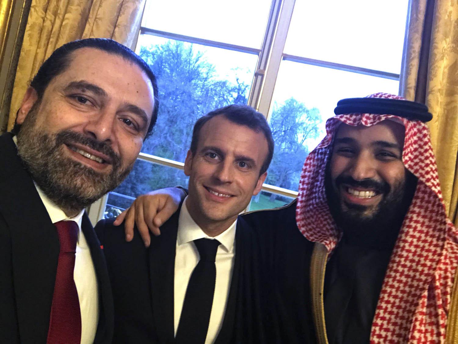 سيلفي تجمع الرئيس الفرنسي ايمانويل ماكرون وولي العهد السعودي الأمير محمد بن سلمان ورئيس الوزراء اللبناني في حينه سعد الحريري