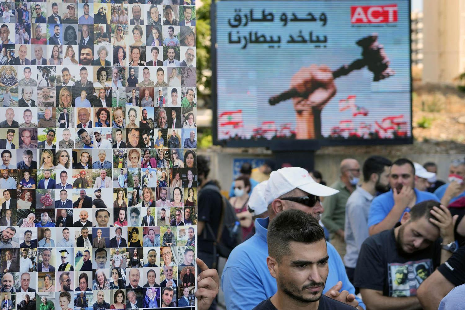 لبنانيون يحتجون على التدخل في التحقيق القضائي في تفجير بيروت