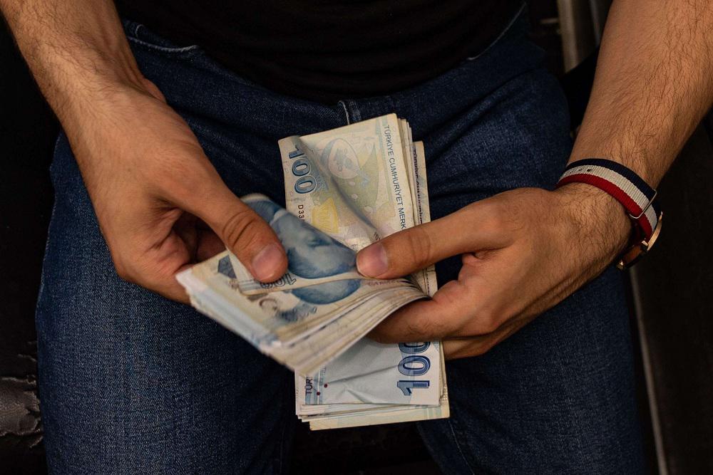 التضخم في تركيا عند أعلى مستوياته والليرة لا تغادر مربع الانهيار   