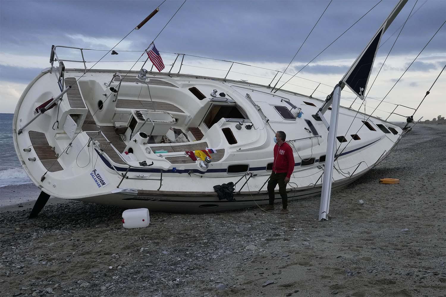 Clandestine migration on an expensive sailboat 