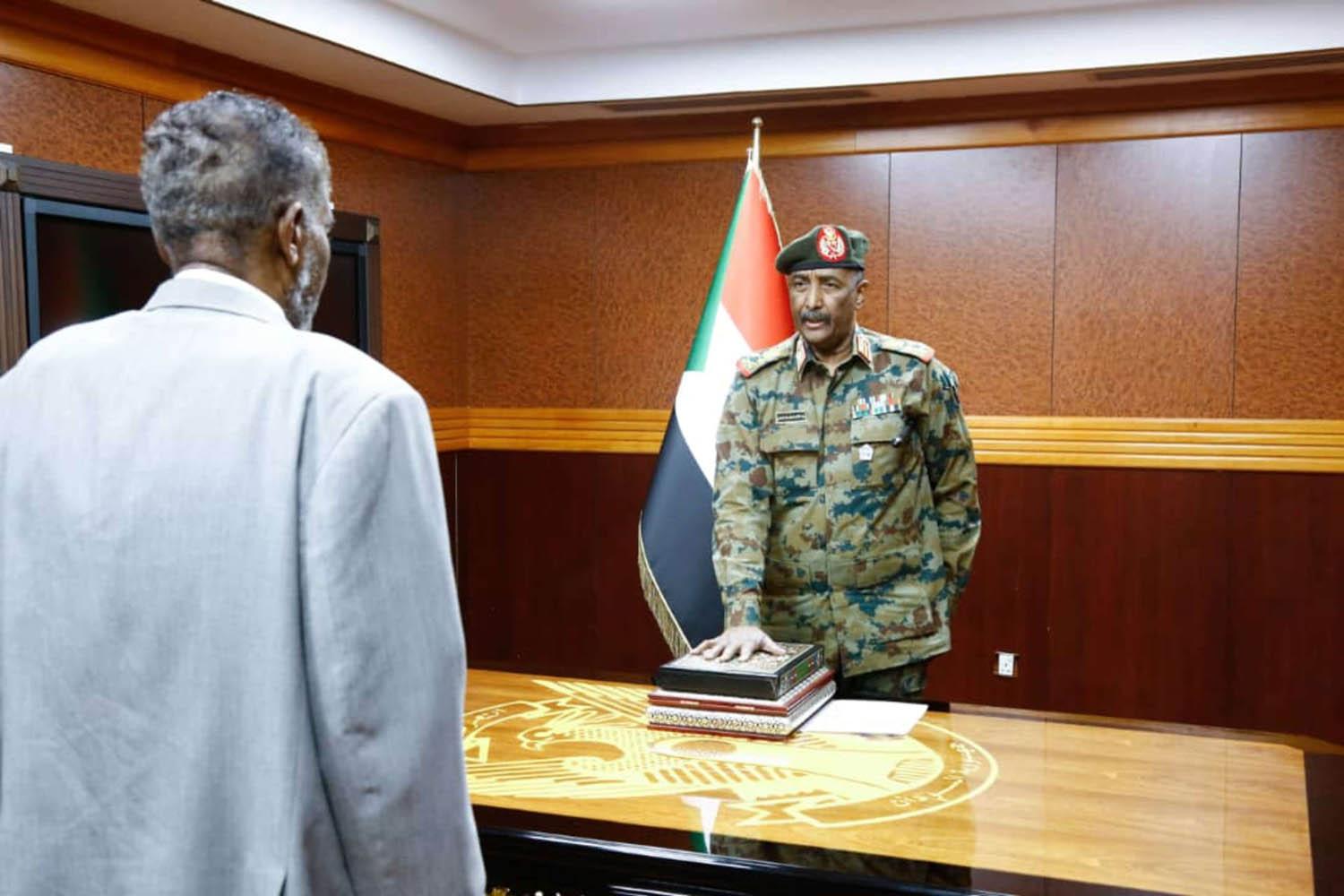 عبدالفتاح البرهان يؤدي اليمين الدستورية رئيسا لمجلس السيادة