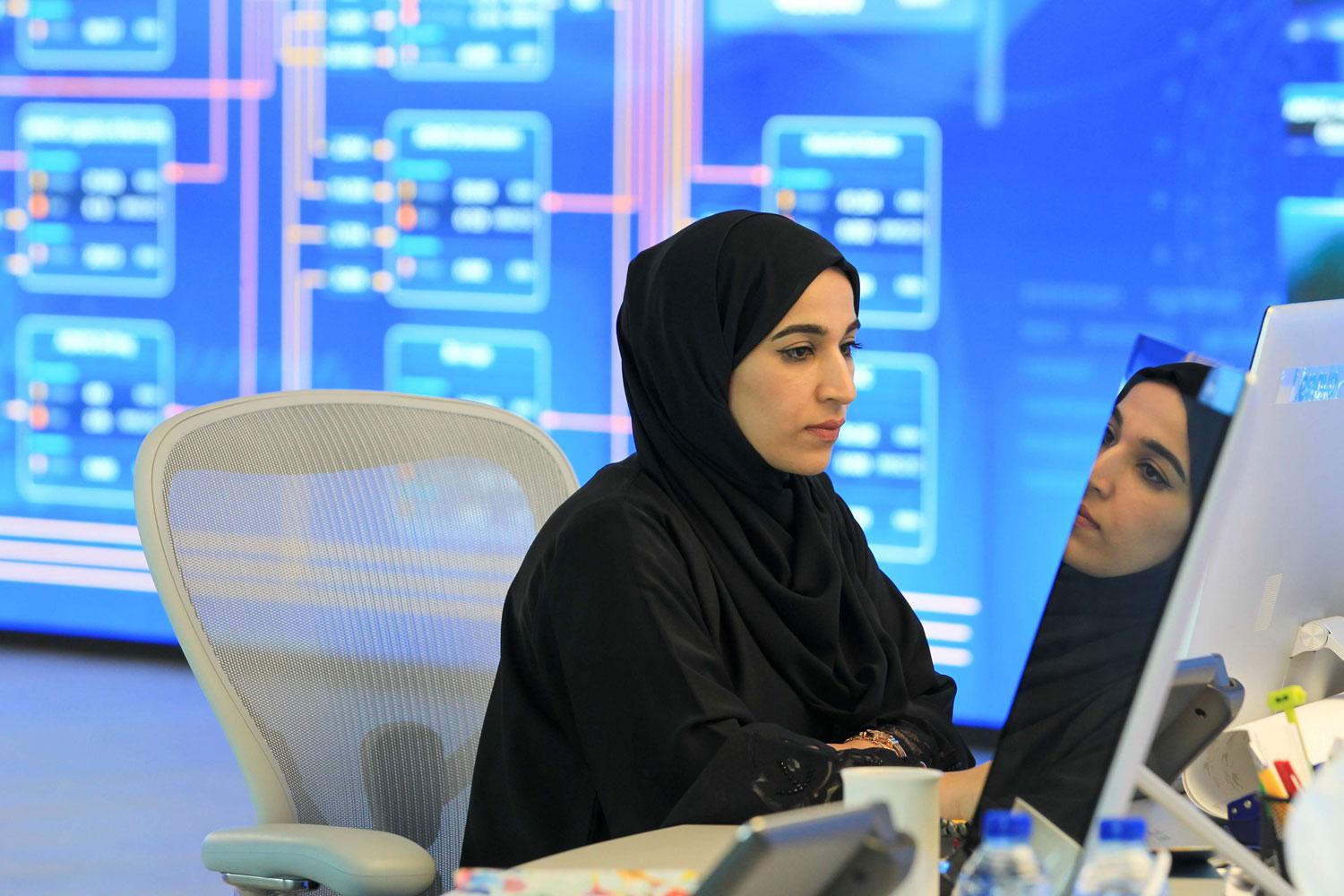 موظفة في الامارات
