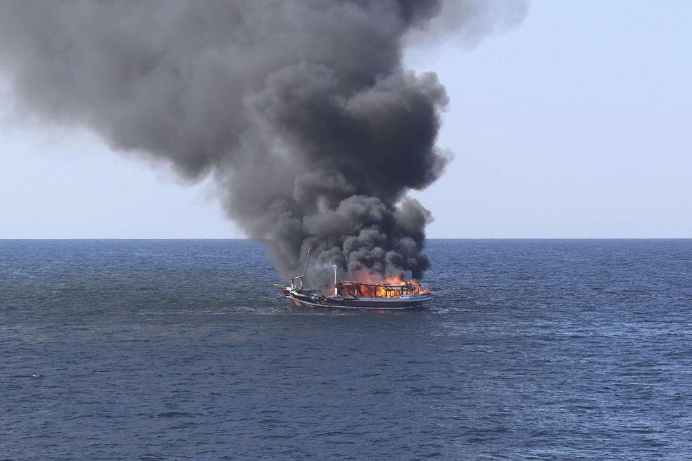 مهربو المخدرات الإيرانيين حاولوا احراق بضاعتهم قبل وصول البحرية الأميركية فاشتعل مركبهم