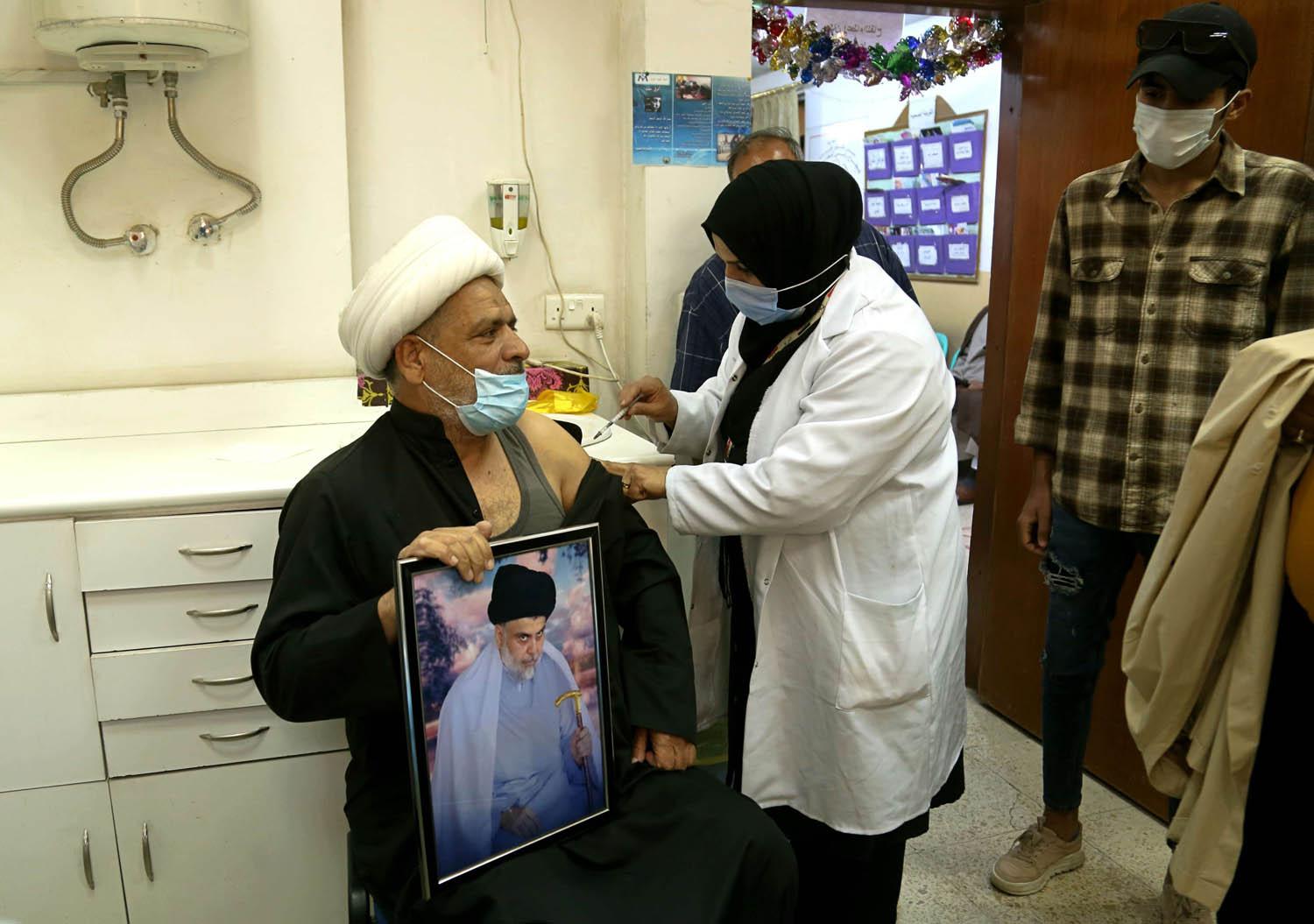 رجل ديني يتلقى لقاح كورونا في مستشفى ببغداد
