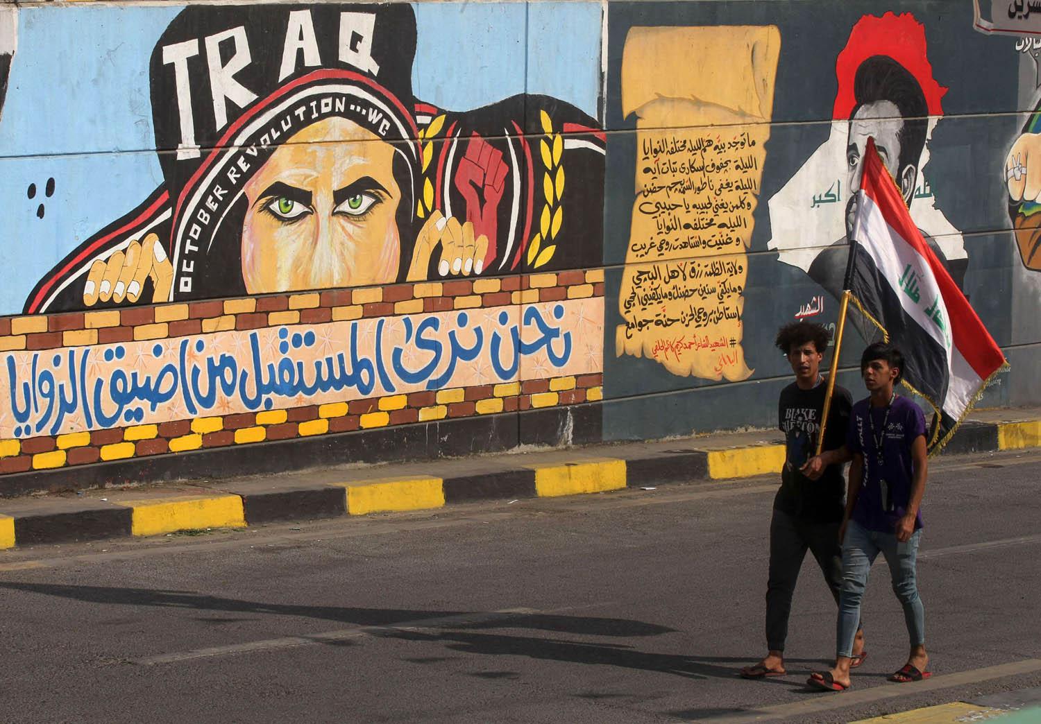 محتجون عراقيون وسط بغداد