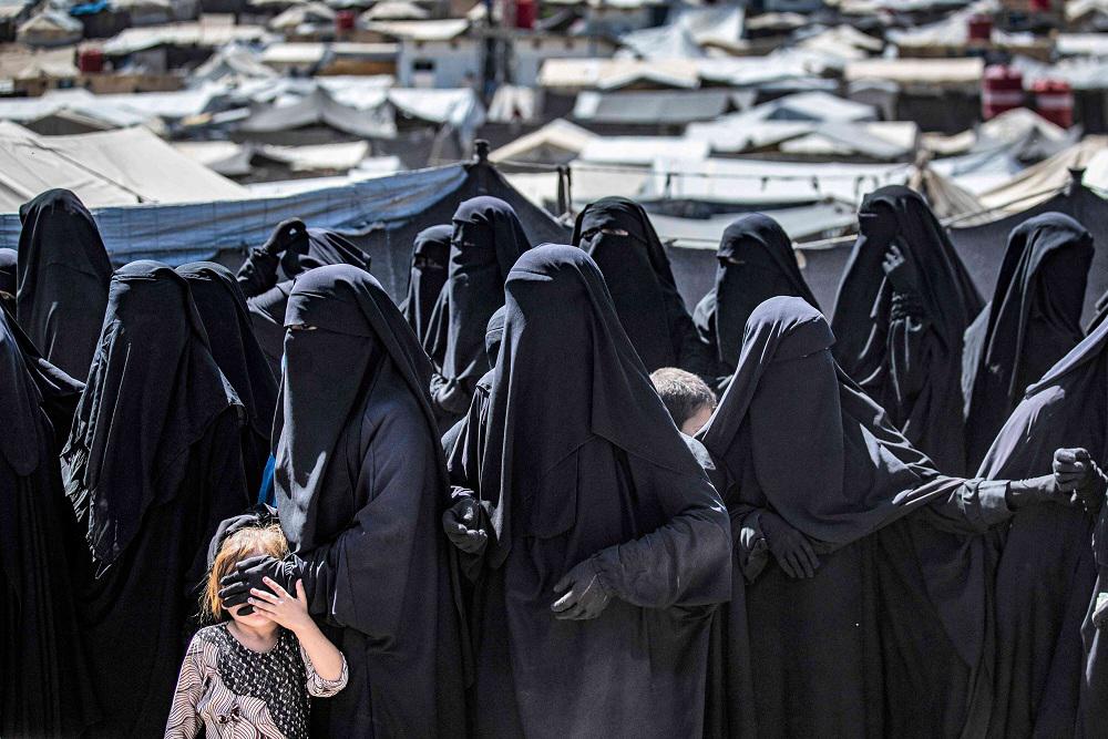 أصابع الاتهام تتجه لمتطرفات داخل مخيم الهول من زوجات وأرامل الجهاديين ينفذن عمليات تصفية واستقطاب