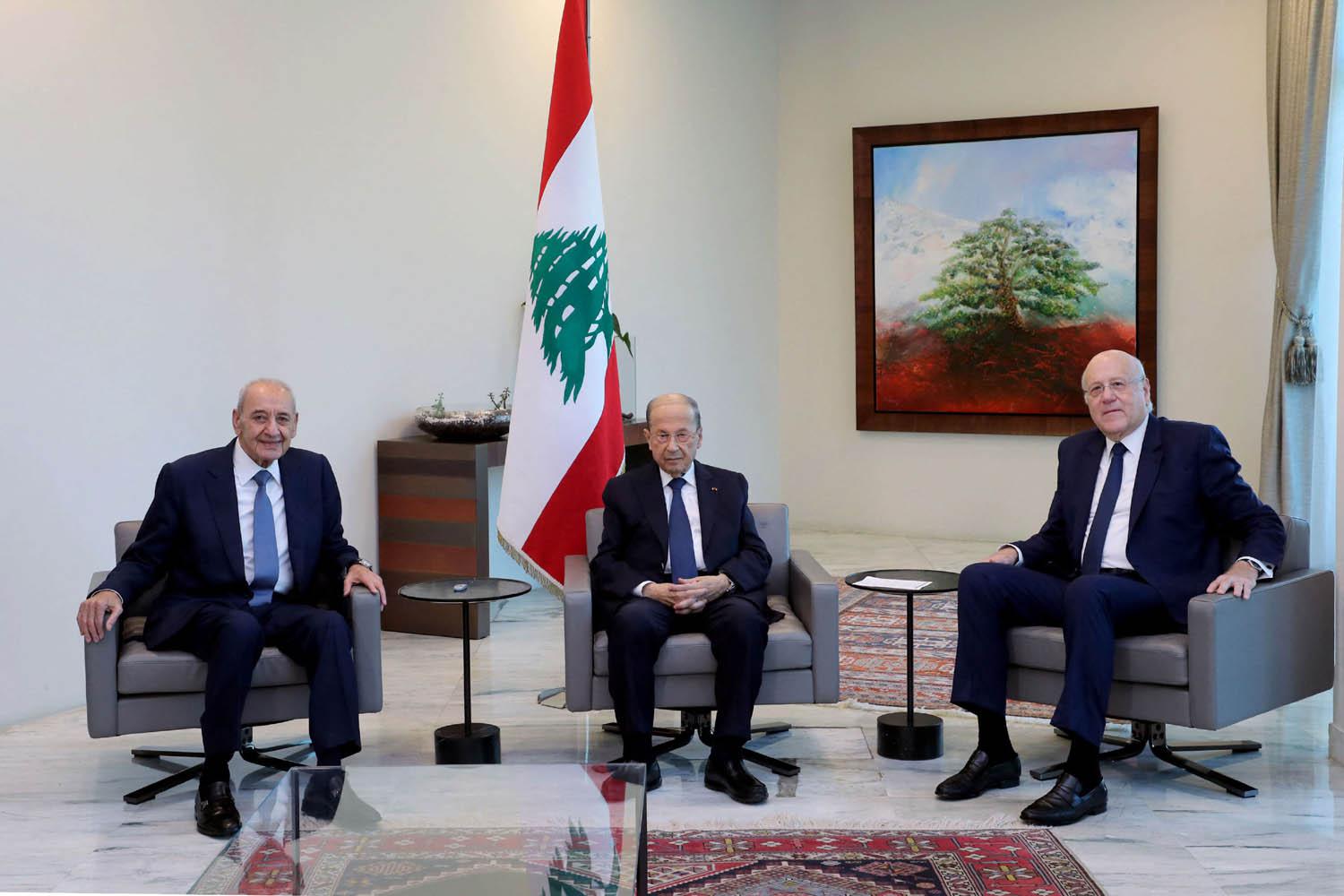 الرؤساء ميشال عون ونبيه بري ونجيب ميقاتي في قصر بعبدا في لبنان