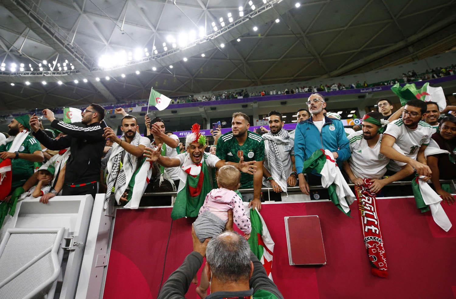 مشجعون جزائريون في ملعب بالدوحة