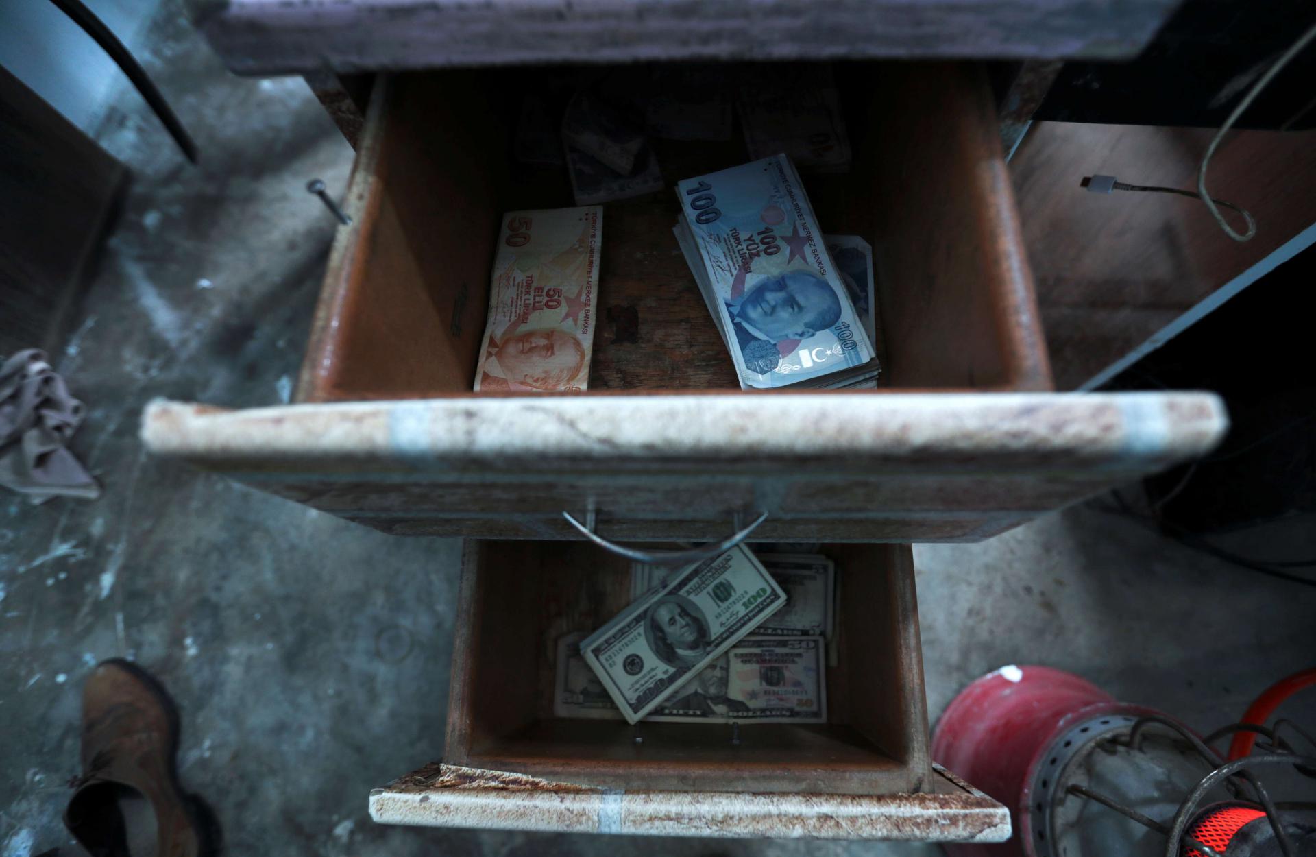 الليرة خسرت 38 بالمئة من قيمتها هذا العام رغم التحسن الأخير في سعر صرفها
