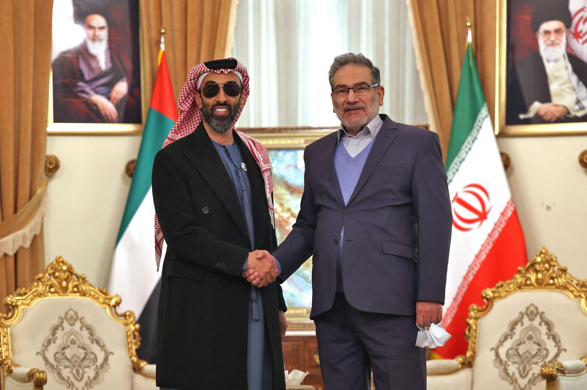 الشيخ طحنون وشمخاني: تحسين العلاقات اولوية للبلدين
