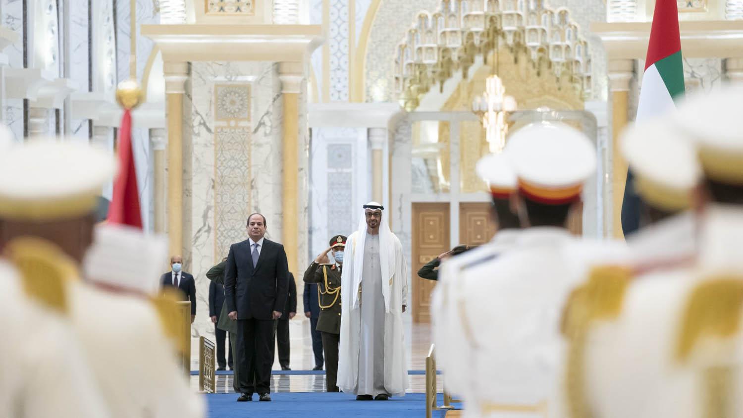 الشيخ محمد بن زايد ولي عهد أبوظبي يستقبل الرئيس المصري عبدالفتاح السيسي في قصر الوطن في أبوظبي