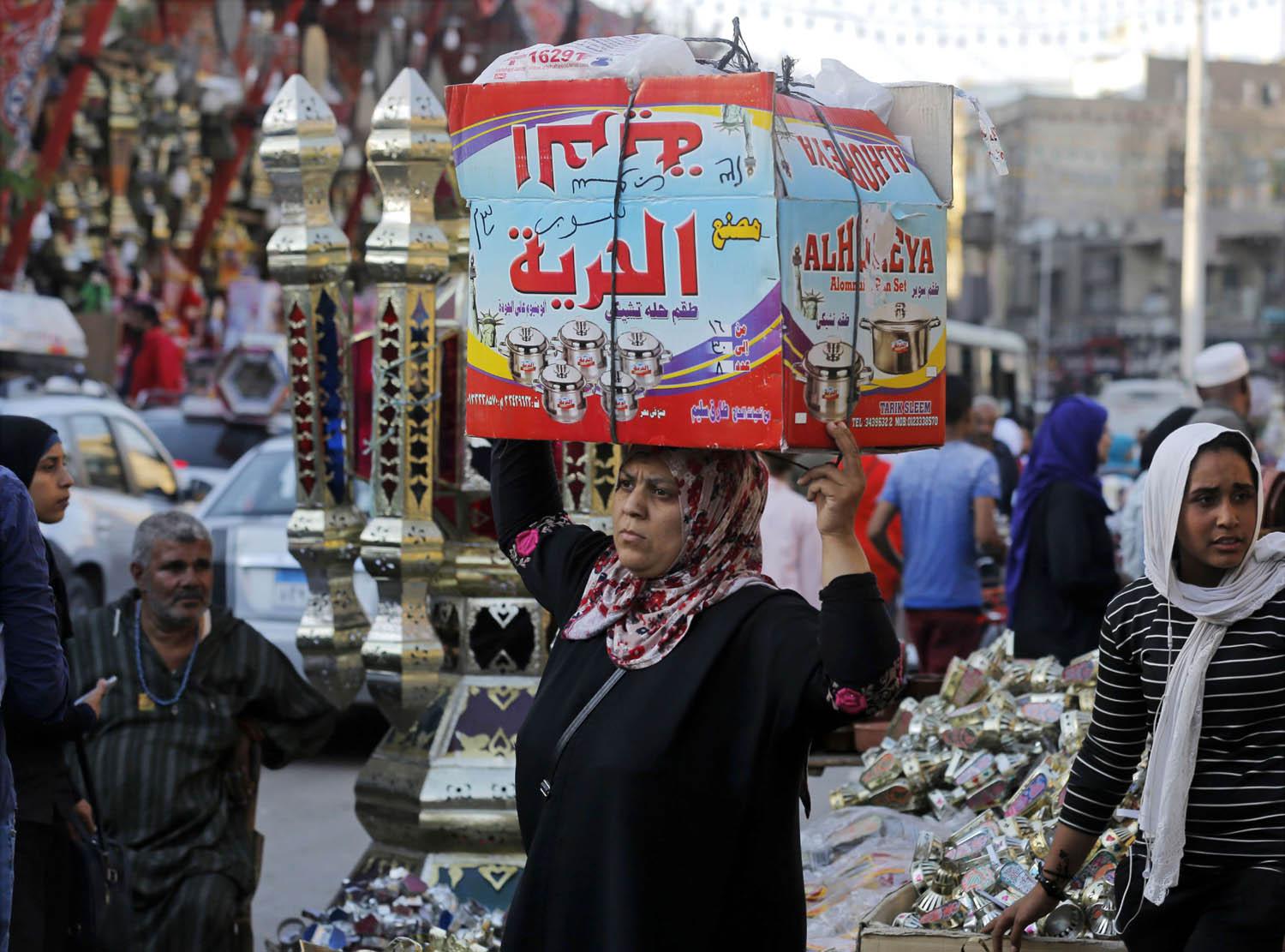 مصرية في سوق خلال شهر رمضان
