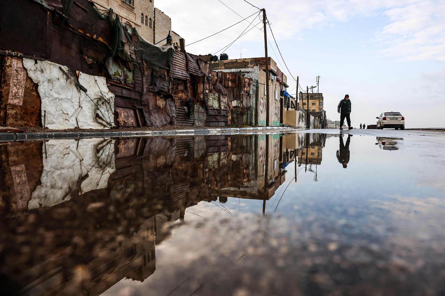 مياه الامطار تسد طرقات غزة