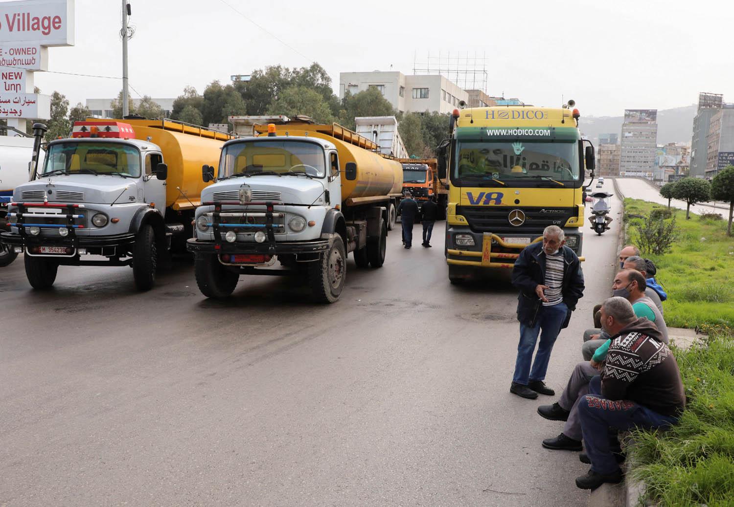 سائقو شاحنات وقود لبنانيون في احتجاج على الوضع الاقتصادي